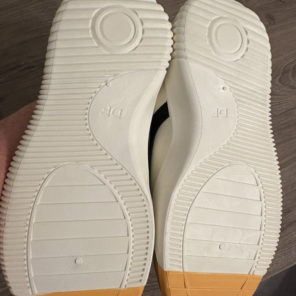 De Florance Sneakers - Brand New with Tags! Size 9.5 Womens! - Picture 4 of 10